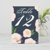 5x7テーブル番号カード白いフローラ花オン暗 招待状 (スタンド正面)
