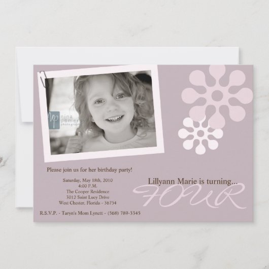 5x7パープルフラワーフォトバースデーパーティーの招待 招待状 (正面)