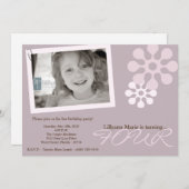 5x7パープルフラワーフォトバースデーパーティーの招待 招待状 (正面/裏面)