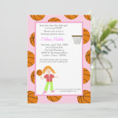 5x7女の子はバスケットの球のベビーシャワーの招待状を遊ばします セーブザデート (スタンド正面)