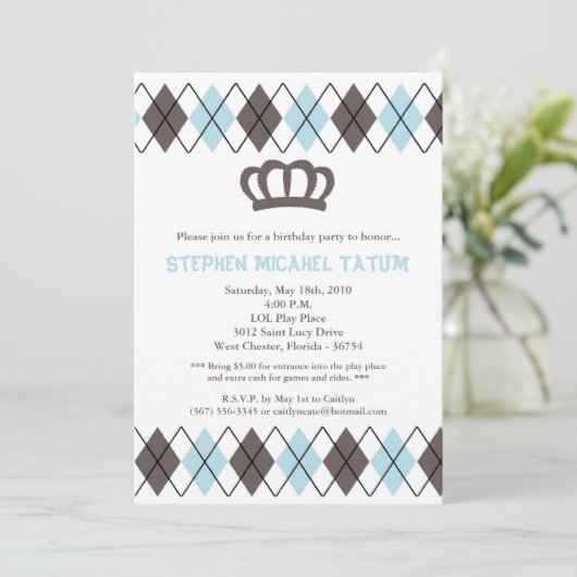 5x7青いGraのアーガイル柄のな王冠の誕生日のパーティの招待状 招待状 (スタンド正面)