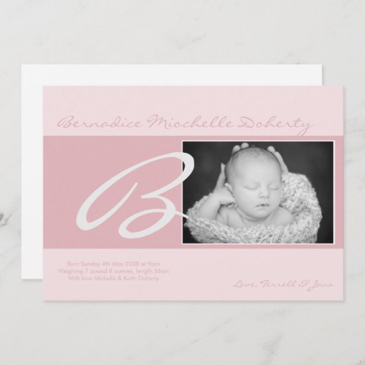 5x7 BabyGirlピンクのイニシャル写真の誕生のお知らせ 案内状 (正面/裏面)