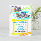 6じゃない、7だ！スプレー塗料でカラフルな7歳の誕生日パーティー招待状。6歳と7歳！ 招待状 (スタンド正面)