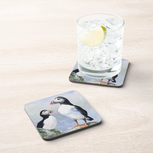 6つのコースターの置かれるツノメドリ コースター (右側)