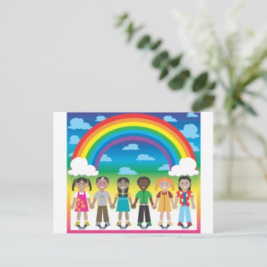 6つの幸せな子供の虹の下にカラフルのバックアップ ポストカード (スタンド正面)