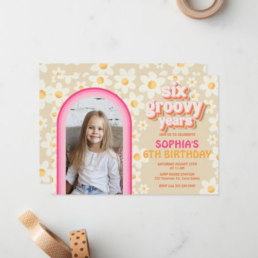 6つのGroovyレトロデイジーフォト誕生日招待状- ノートカード (正面/裏面インサイチュ)