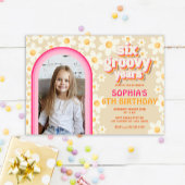 6つのGroovyレトロデイジーフォト誕生日招待状- ノートカード