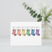 6つのLGBTQプライドレインボークリスマスストッキングの列 シーズンポストカード (スタンド正面)