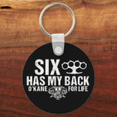 6はバックキーチェーンを持っている キーホルダー (正面)