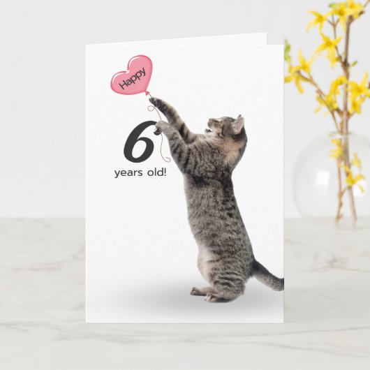 6よくはしゃぐ歳の誕生日カード用のタビー猫 カード (黄色い花)