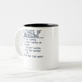 6コンピュータープログラマのデバッグステージ ツートーンマグカップ (正面左)