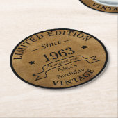 6パーソナライズされたヴィンテージ60歳の誕生日プレゼント ラウンドペーパーコースター (アングル)