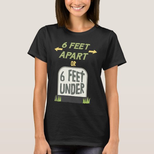 6フィート離れて or 土の下で 優しいソーシャルディスタンス tシャツ (正面)