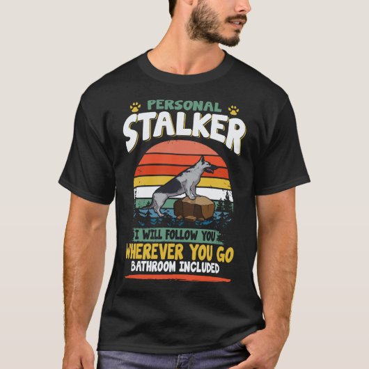 6人の個人ストーカー どこへ行ってもついてくるよ Tシャツ (正面)