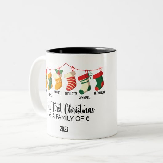6人の初めてのクリスマスの名前をカスタムする ツートーンマグカップ (正面左)