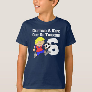 6人の男の子のサッカーの選手の回転からの蹴り Tシャツ