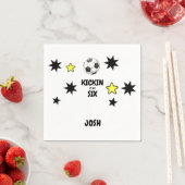 6回サッカー6回目の誕生日パーティーでキックイン スタンダードカクテルナプキン (インサイチュ)