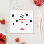 6回サッカー6回目の誕生日パーティーで赤いキックイン スタンダードカクテルナプキン (インサイチュ)