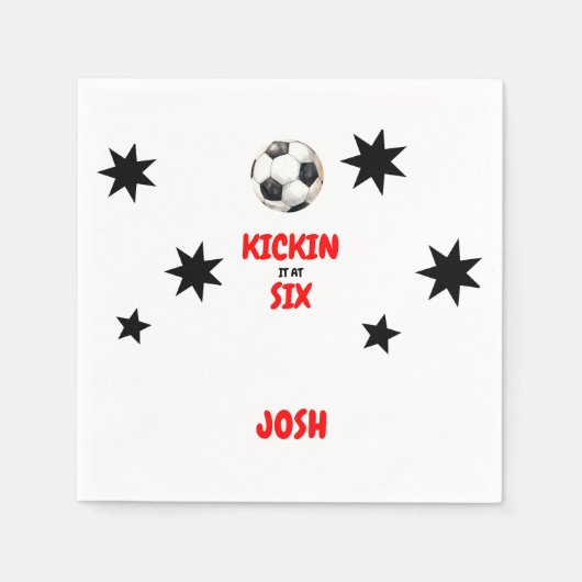 6回サッカー6回目の誕生日パーティーで赤いキックイン スタンダードカクテルナプキン (正面)