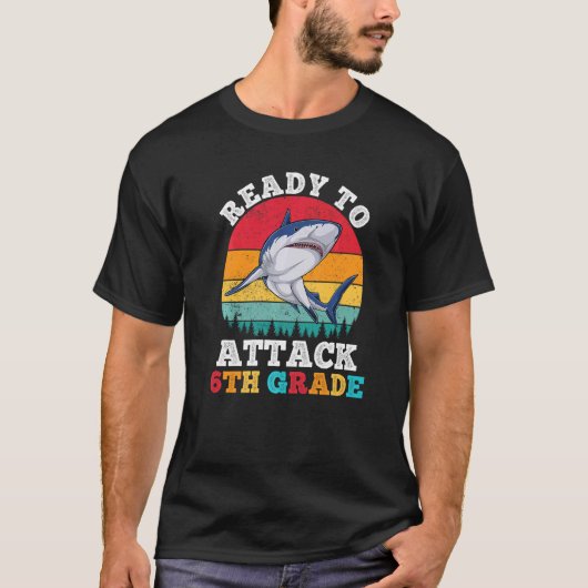 6年生のサメを攻撃してシオに戻る準備ができている Tシャツ (正面)