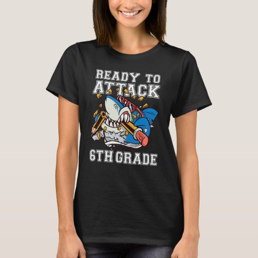 6年生の少年サメを攻撃する準備ができてSchoに戻る Tシャツ (正面)