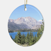6月の湖と東シエラネバダ山脈，カリフォルニア州 セラミックオーナメント (左)