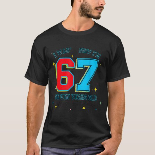 6歳から7歳の誕生日、面白い6+7バイラル・ミーム、7歳 Tシャツ (正面)