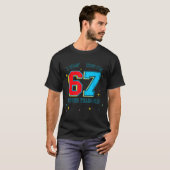 6歳から7歳の誕生日、面白い6+7バイラル・ミーム、7歳 Tシャツ (正面フル)