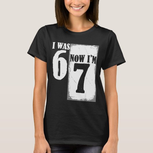 6歳から7歳へ おもしろい 67 お誕生日おめでとう 7歳 Tシャツ (正面)