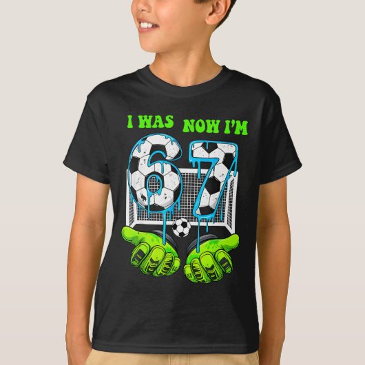 6歳から7歳へ お誕生日おめでとう サッカー好きな少年 7歳 Tシャツ (正面)