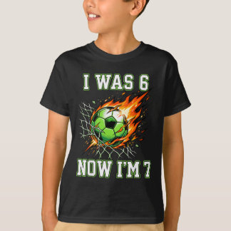 6歳から7歳へ サッカー好きな少年 誕生日おめでとう Tシャツ