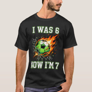 6歳から7歳へ サッカー好きな少年 誕生日おめでとう Tシャツ