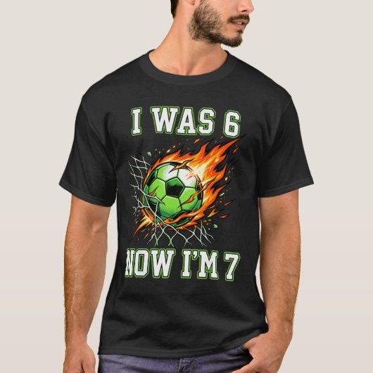 6歳から7歳へ サッカー好きな少年 誕生日おめでとう Tシャツ (正面)