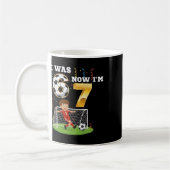 6歳から7歳へ!少年サッカー 誕生日 6 7 おもしろ 7歳の誕生日 コーヒーマグカップ (左)