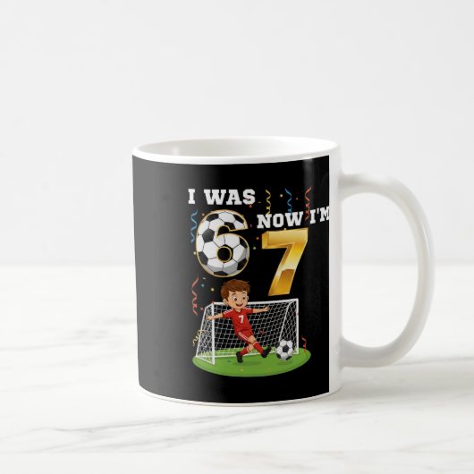 6歳から7歳へ!少年サッカー 誕生日 6 7 おもしろ 7歳の誕生日 コーヒーマグカップ (右)