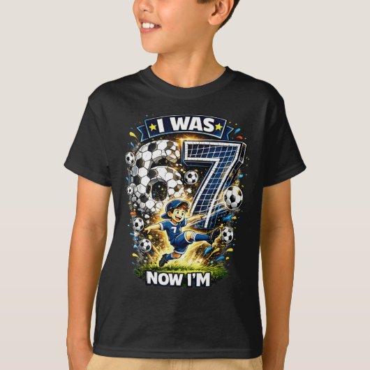 6歳から7歳へ!6 7 サッカー 誕生日 67 楽しいギフト Tシャツ (正面)