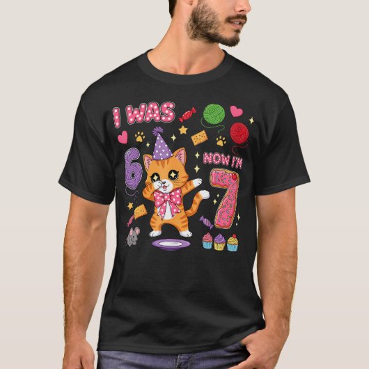 6歳から7歳へ!7歳の誕生日おめでとう ネコ 誕生日 少女 可愛いネコ Tシャツ (正面)