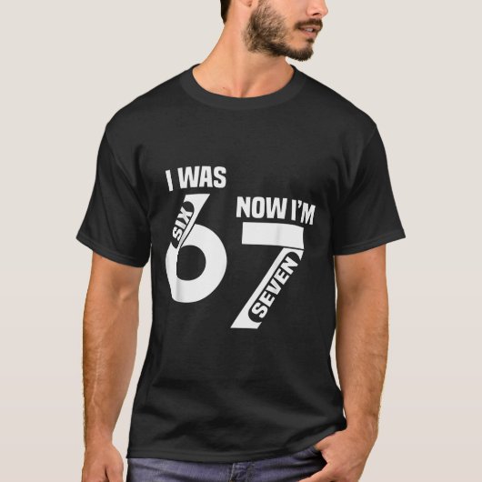 6歳だったのに今は7歳 おもしろい7歳の誕生日 楽しい6歳と7歳 Tシャツ (正面)