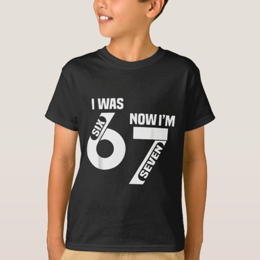 6歳だったのに今は7歳 おもしろい7歳の誕生日 6歳から7歳へ Tシャツ (正面)