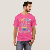 6歳だったのに今は7歳 かわいい カラフル 67 Meme 誕生日デザイン Tシャツ (正面フル)
