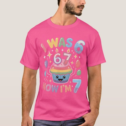 6歳だったのに今は7歳 かわいい カラフル 67 Meme 誕生日デザイン Tシャツ (正面)