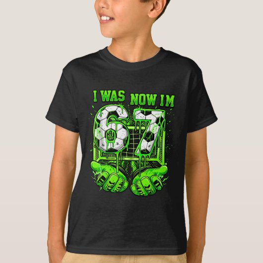 6歳だったのに今は7歳 サッカーおもしろ 7歳の誕生日 Tシャツ (正面)