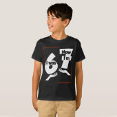 6歳だった僕は今7歳 クレイジーな67の誕生日 子供デザイン Tシャツ (正面フル)
