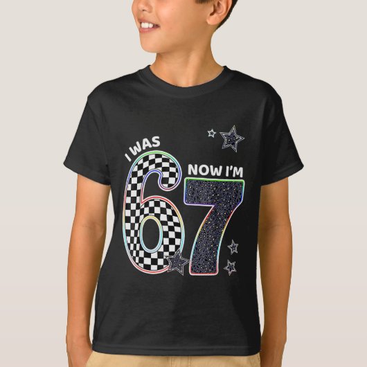 6歳だった僕は今7歳 6歳7歳の誕生日おもしろギフト 少年向け Tシャツ (正面)