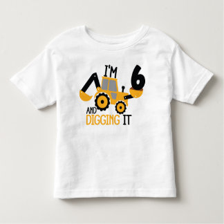 6歳で掘る建築誕生日少年 トドラーTシャツ