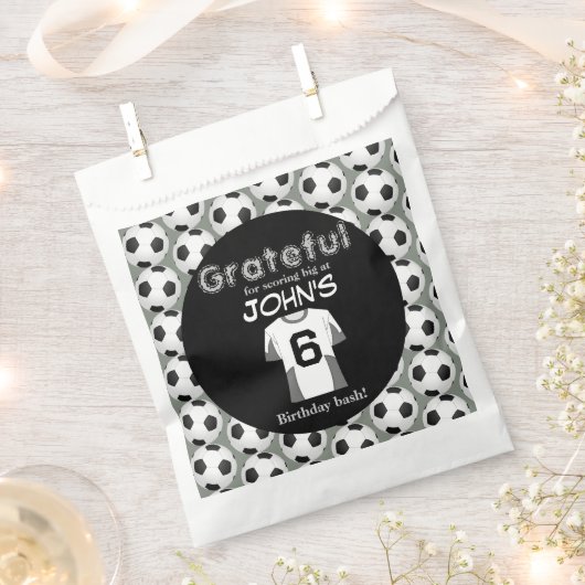 6歳のお祝いをキックスタート フェイバーバッグ (クリップ留めされた状態)