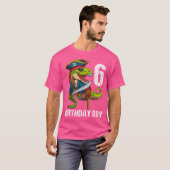 6歳の恐竜の海賊ハット6番目の誕生日少年 Tシャツ (正面フル)