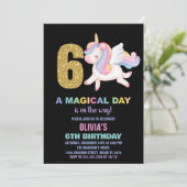6歳の虹色ユニコーンの誕生日招待状 ブラック 招待状 (スタンド正面)