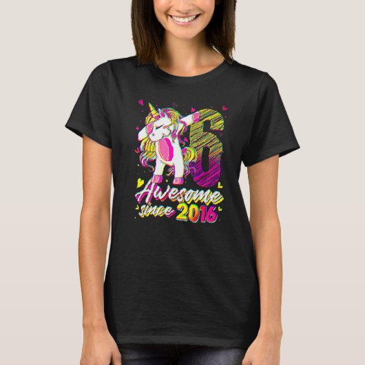 6歳ユニコーンダビング6歳の誕生日おめでとう女の子ユニコーン Tシャツ (正面)
