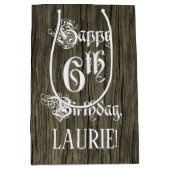 6番目の誕生日: ファンシー, フェイク Wood Look +名前をカスタムする ミディアムペーパーバッグ (正面)